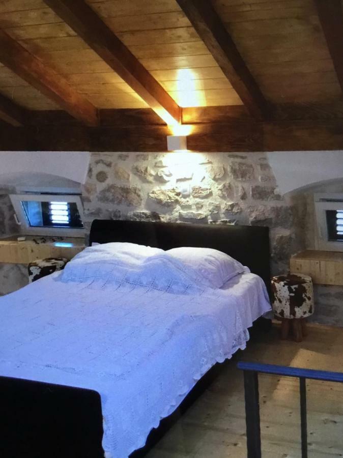 Stein Haus Villa Pirovac Eksteriør bilde